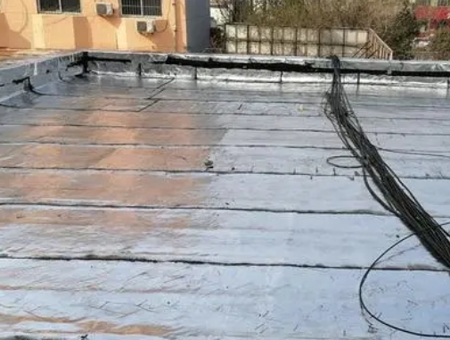 下城卫生间漏水维修公司分享下下城屋面楼顶防水刚性防水层施工要点。